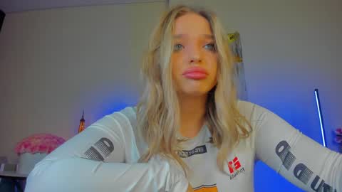 Snapshot of viollasinzz chatting on January 10, 8:51 am Violla online show from January 10, 8:51 am