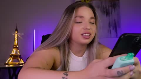 Snapshot of viollasinzz chatting on February 19, 3:27 pm Violla online show from February 19, 3:27 pm
