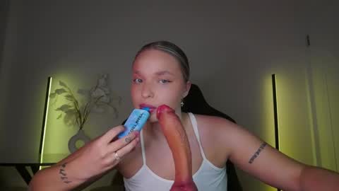 Snapshot of viollasinzz chatting on October 10, 7:02 am Violla online show from October 10, 7:02 am