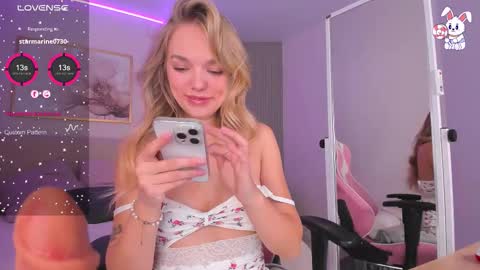 Snapshot of virrginchloee chatting on October 14, 3:20 am Chloe online show from October 14, 3:20 am