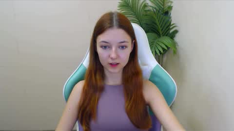 Snapshot of vivien_leight chatting on December 4, 7:01 pm Vivien online show from December 4, 7:01 pm