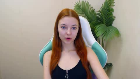 Snapshot of vivien_leight chatting on February 18, 6:39 pm Vivien online show from February 18, 6:39 pm