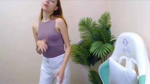 Snapshot of vivien_leight chatting on December 6, 7:11 pm Vivien online show from December 6, 7:11 pm