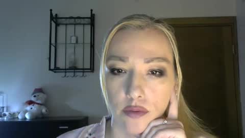 Snapshot of wild_silk_desire chatting on February 8, 8:20 am Alina online show from February 8, 8:20 am