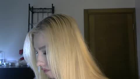 Snapshot of wild_silk_desire chatting on February 9, 8:11 am Alina online show from February 9, 8:11 am