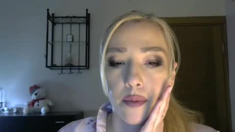 Snapshot of wild_silk_desire chatting on February 1, 8:29 am Alina online show from February 1, 8:29 am