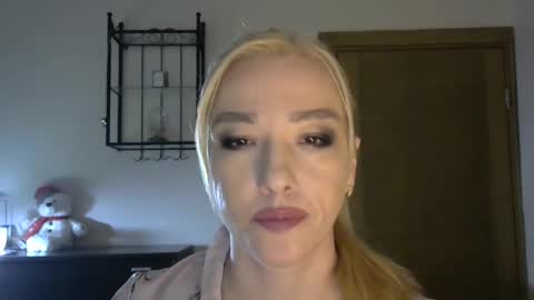 Snapshot of wild_silk_desire chatting on March 8, 8:19 am Alina online show from March 8, 8:19 am