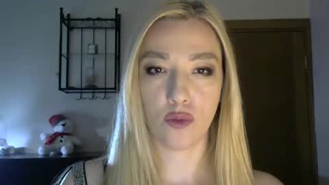 Snapshot of wild_silk_desire chatting on February 16, 8:54 am Alina online show from February 16, 8:54 am