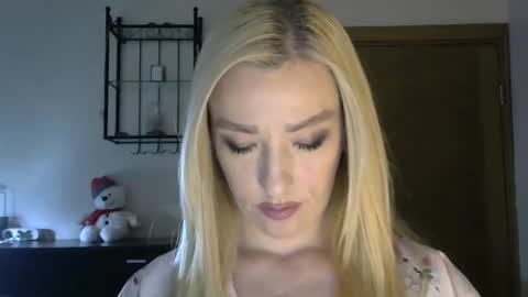 Snapshot of wild_silk_desire chatting on February 6, 8:18 am Alina online show from February 6, 8:18 am