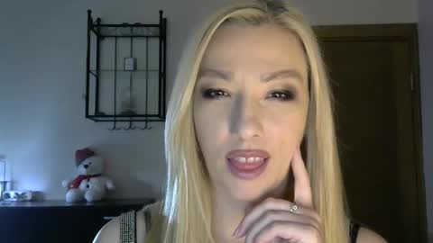 Snapshot of wild_silk_desire chatting on February 5, 8:32 am Alina online show from February 5, 8:32 am