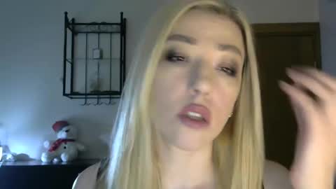 Snapshot of wild_silk_desire chatting on February 19, 8:22 am Alina online show from February 19, 8:22 am