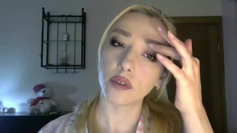 Snapshot of wild_silk_desire chatting on February 22, 8:07 am Alina online show from February 22, 8:07 am