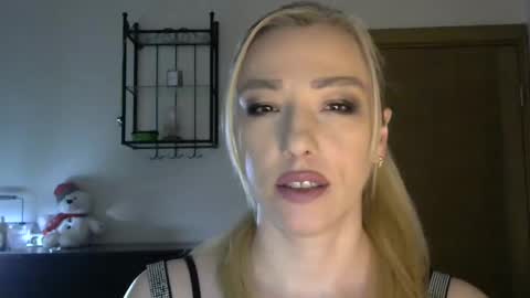 Snapshot of wild_silk_desire chatting on March 1, 8:34 am Alina online show from March 1, 8:34 am