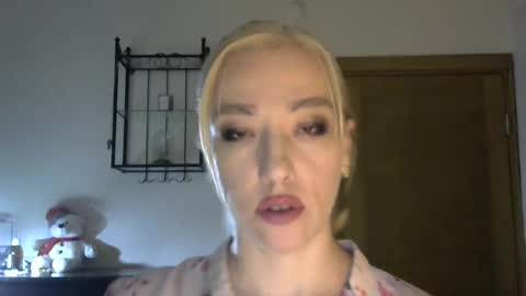 Snapshot of wild_silk_desire chatting on March 10, 8:39 am Alina online show from March 10, 8:39 am