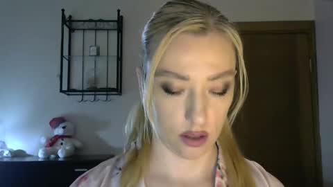 Snapshot of wild_silk_desire chatting on February 18, 8:27 am Alina online show from February 18, 8:27 am