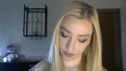 Snapshot of wild_silk_desire chatting on February 27, 8:28 am Alina online show from February 27, 8:28 am