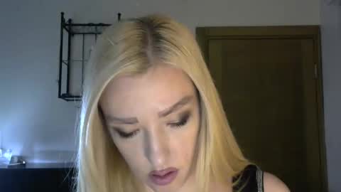 Snapshot of wild_silk_desire chatting on January 24, 8:34 am Alina online show from January 24, 8:34 am
