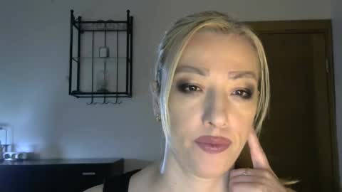 Snapshot of wild_silk_desire chatting on January 27, 8:18 am Alina online show from January 27, 8:18 am