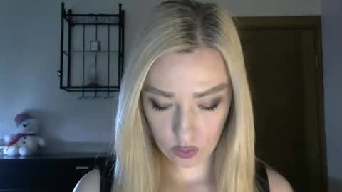 Snapshot of wild_silk_desire chatting on February 26, 8:17 am Alina online show from February 26, 8:17 am