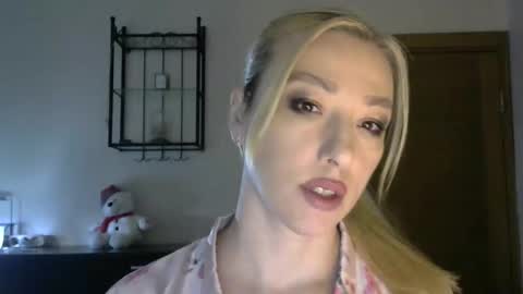 Snapshot of wild_silk_desire chatting on February 7, 8:11 am Alina online show from February 7, 8:11 am