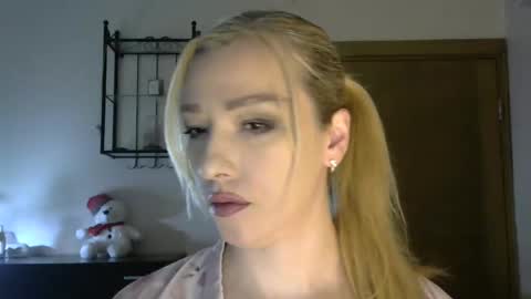Snapshot of wild_silk_desire chatting on February 15, 8:22 am Alina online show from February 15, 8:22 am