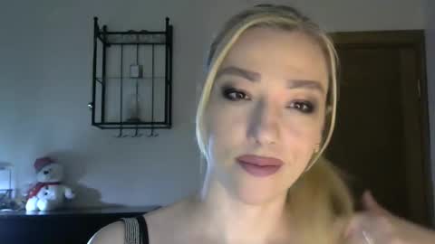 Snapshot of wild_silk_desire chatting on March 4, 8:24 am Alina online show from March 4, 8:24 am
