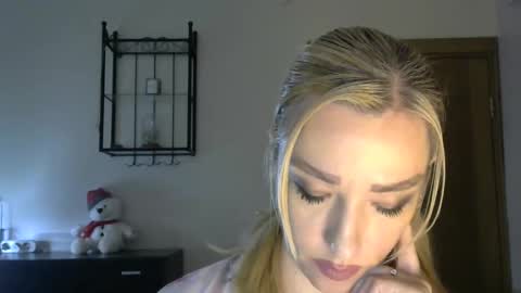Snapshot of wild_silk_desire chatting on February 3, 8:35 am Alina online show from February 3, 8:35 am