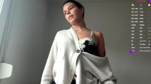 Mia online show from December 18, 7:57 am