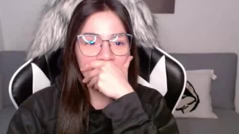 Snapshot of wolfs_daughter chatting on October 7, 2:27 am Alex online show from October 7, 2:27 am