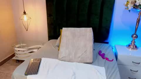 Xena Revelo online show from February 6, 2:04 am