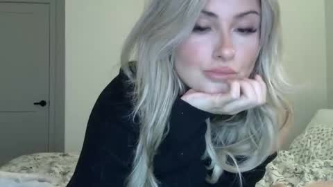 Lacey Loo online show from May 9, 1:40 am