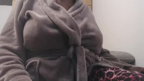 Snapshot of xxxbustybabe27x chatting on February 15, 8:45 pm Ayanda online show from February 15, 8:45 pm