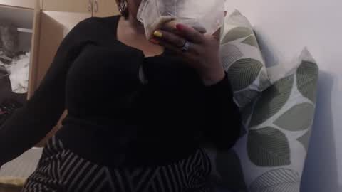 Snapshot of xxxbustybabe27x chatting on February 17, 1:00 pm Ayanda online show from February 17, 1:00 pm