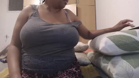 Snapshot of xxxbustybabe27x chatting on February 16, 6:43 pm Ayanda online show from February 16, 6:43 pm