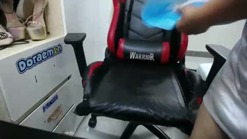 yansquirt online show from November 22, 9:45 am