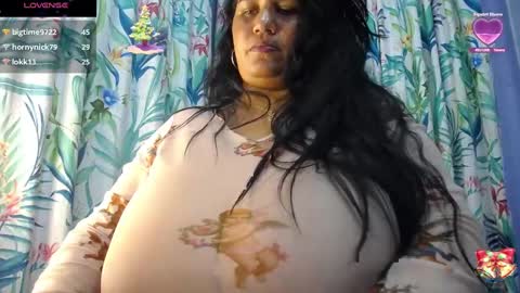 Snapshot of yasmin_bigtits chatting on December 27, 12:18 am Yasmin online show from December 27, 12:18 am