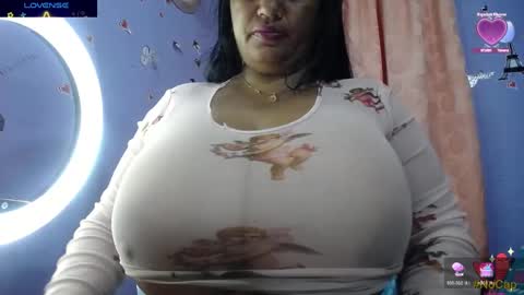 Snapshot of yasmin_bigtits chatting on January 28, 9:19 am Yasmin online show from January 28, 9:19 am
