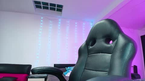 yesie_hot2 online show from December 4, 2:03 am