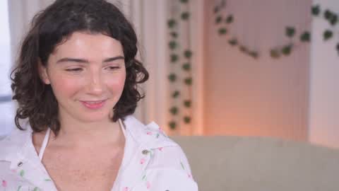 Snapshot of you_fell_in_love chatting on December 8, 7:05 am Elizabeth brunette -- Darline blonde online show from December 8, 7:05 am