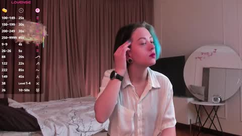 Snapshot of you_fell_in_love chatting on September 18, 7:34 pm Elizabeth brunette -- Darline blonde online show from September 18, 7:34 pm