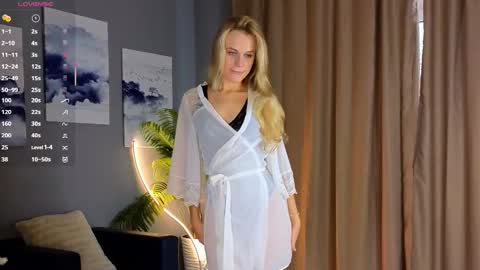 Snapshot of you_fell_in_love chatting on February 15, 8:33 am Elizabeth brunette -- Darline blonde online show from February 15, 8:33 am