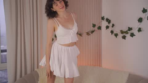 Snapshot of you_fell_in_love chatting on December 20, 7:12 am Elizabeth brunette -- Darline blonde online show from December 20, 7:12 am