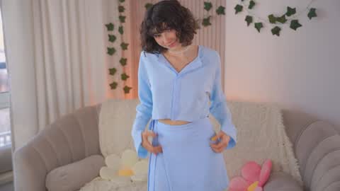Snapshot of you_fell_in_love chatting on December 21, 7:13 am Elizabeth brunette -- Darline blonde online show from December 21, 7:13 am