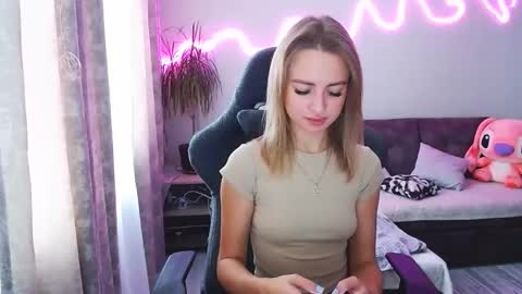 Snapshot of youdreamm chatting on October 6, 7:47 am Bella online show from October 6, 7:47 am