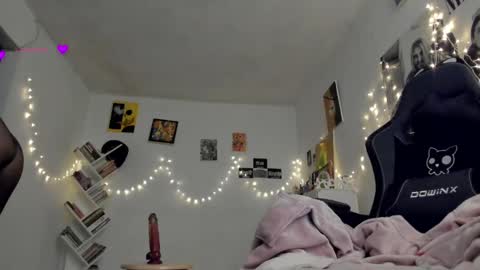 paola online show from March 9, 1:04 am