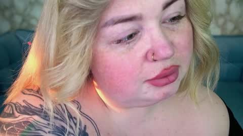 Lola online show from April 2, 9:01 pm