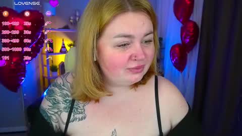 Snapshot of zarareign_ chatting on February 17, 9:10 pm Lola online show from February 17, 9:10 pm