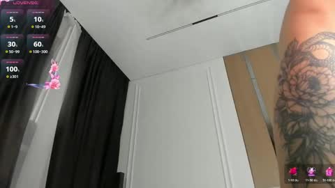 zirael_swan online show from June 1, 3:47 pm