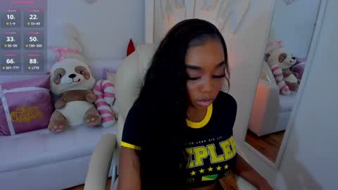 Snapshot of zobe_love chatting on December 12, 5:37 pm Zobe Love online show from December 12, 5:37 pm