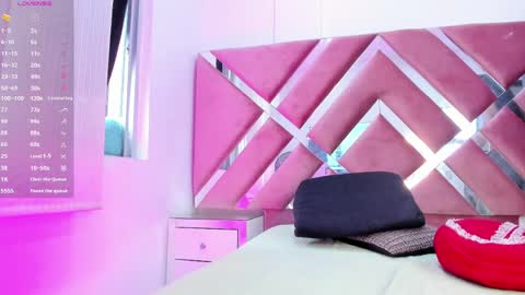 zoe_evaanss_ online show from June 1, 7:37 pm